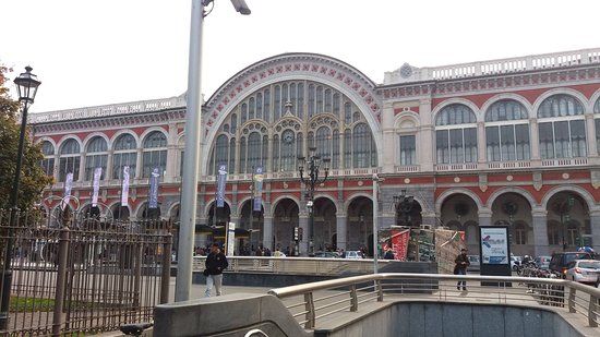 Torino – Sfascia vetrina vicino a Porta Nuova con un tombino e ruba bottiglie. Colto sul fatto e arrestato