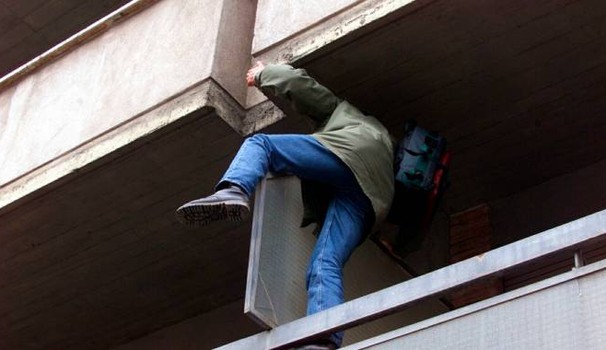 Torino – Carabinieri irrompono nella Casa a luci rosse: il cliente fugge dal balcone