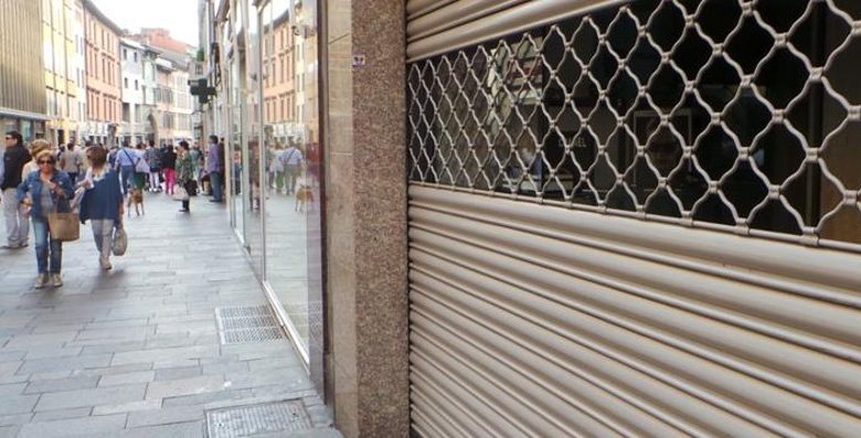 Crisi a Torino, i negozi sono in estinzione. Rischia di sparire un negozio di prossimità su 5: i dati allarmanti