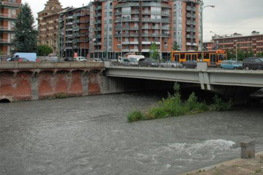 Paura a Torino – Bimbo sul passeggino cade nella Dora, vicino al Campus. Salvato dagli studenti. Nonna sotto choc