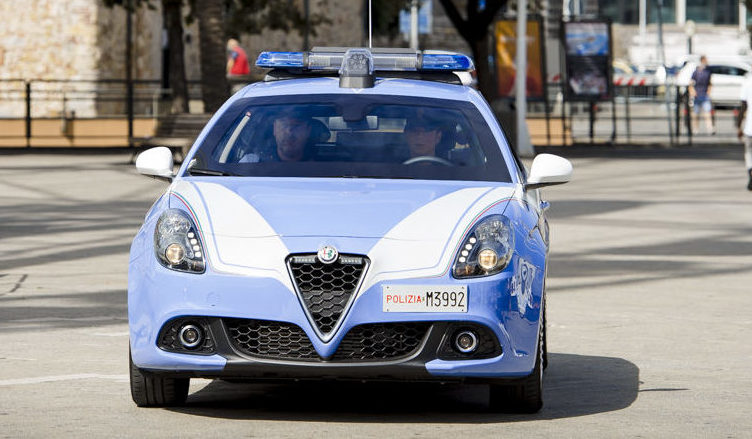 Torino – Sangue in strada: polizia vede uomo a terra accoltellato. Arrestato 54enne per tentato omicidio