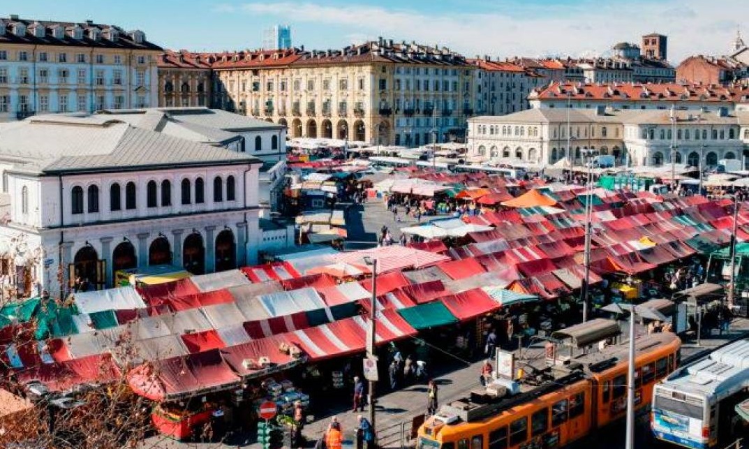 Torino – Venditori abusivi a Porta Palazzo: alimenti a rischio. Alessi denuncia: “Sono presenti da anni, nell’indifferenza della Città”