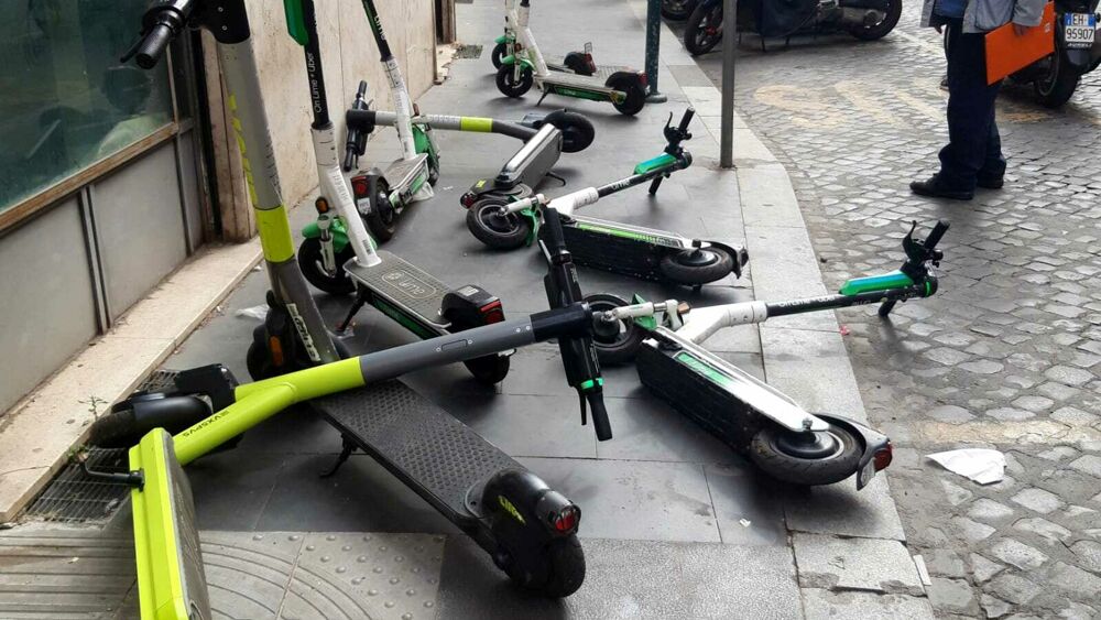 Roma, aggredisce i vigili dopo una multa in monopattino: arrestato un 50enne