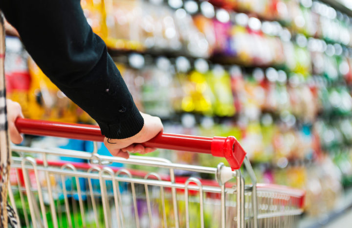 E’ il cibo a trainare il folle aumento dei prezzi – Stangata da oltre 500 euro a famiglia in 1 anno: i numeri allarmanti