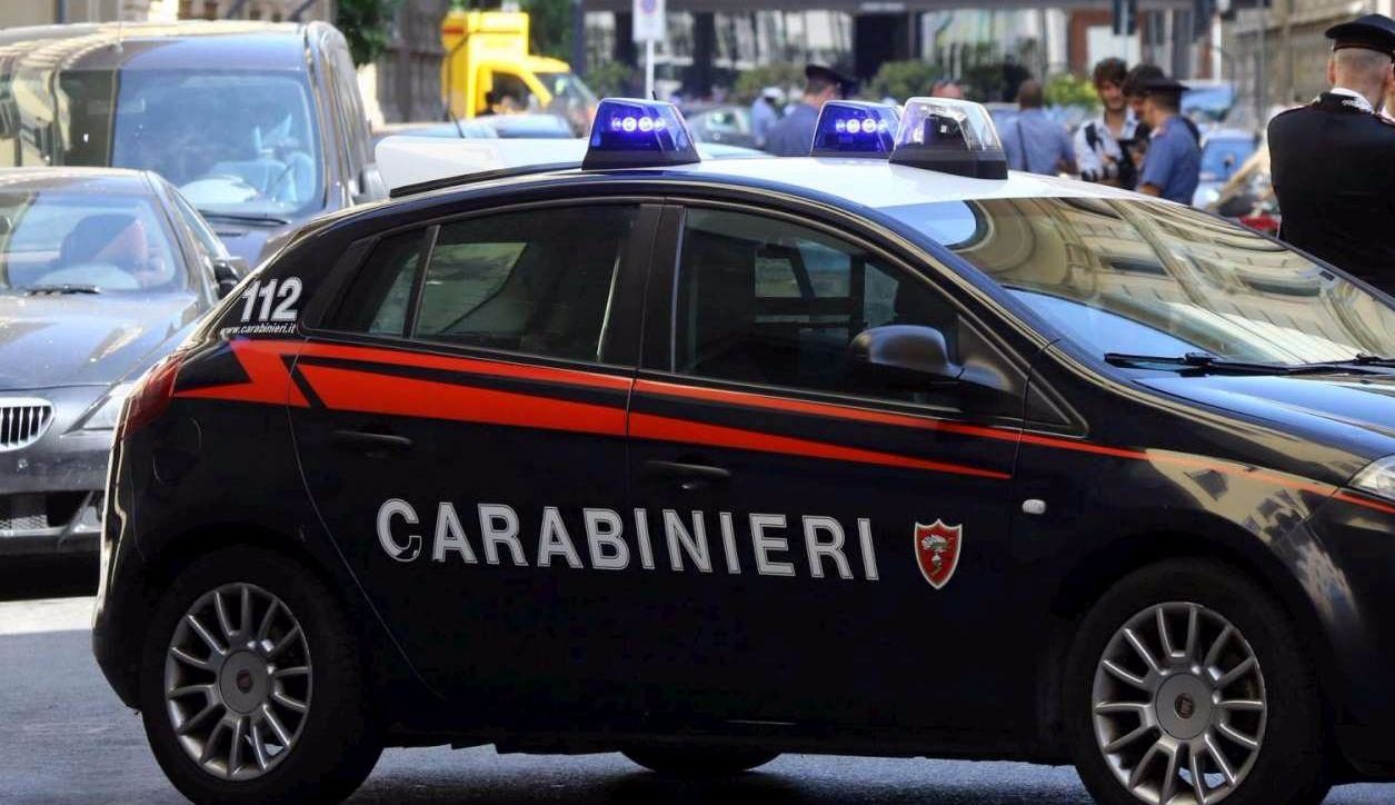Omicidio a Collegno – Accoltellato ripetutamente in strada: muore a 39 anni. Killer in fuga