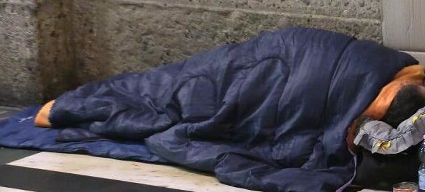 Dramma a Milano – Clochard muore congelato a 55 anni. L’allarme lanciato da un passante