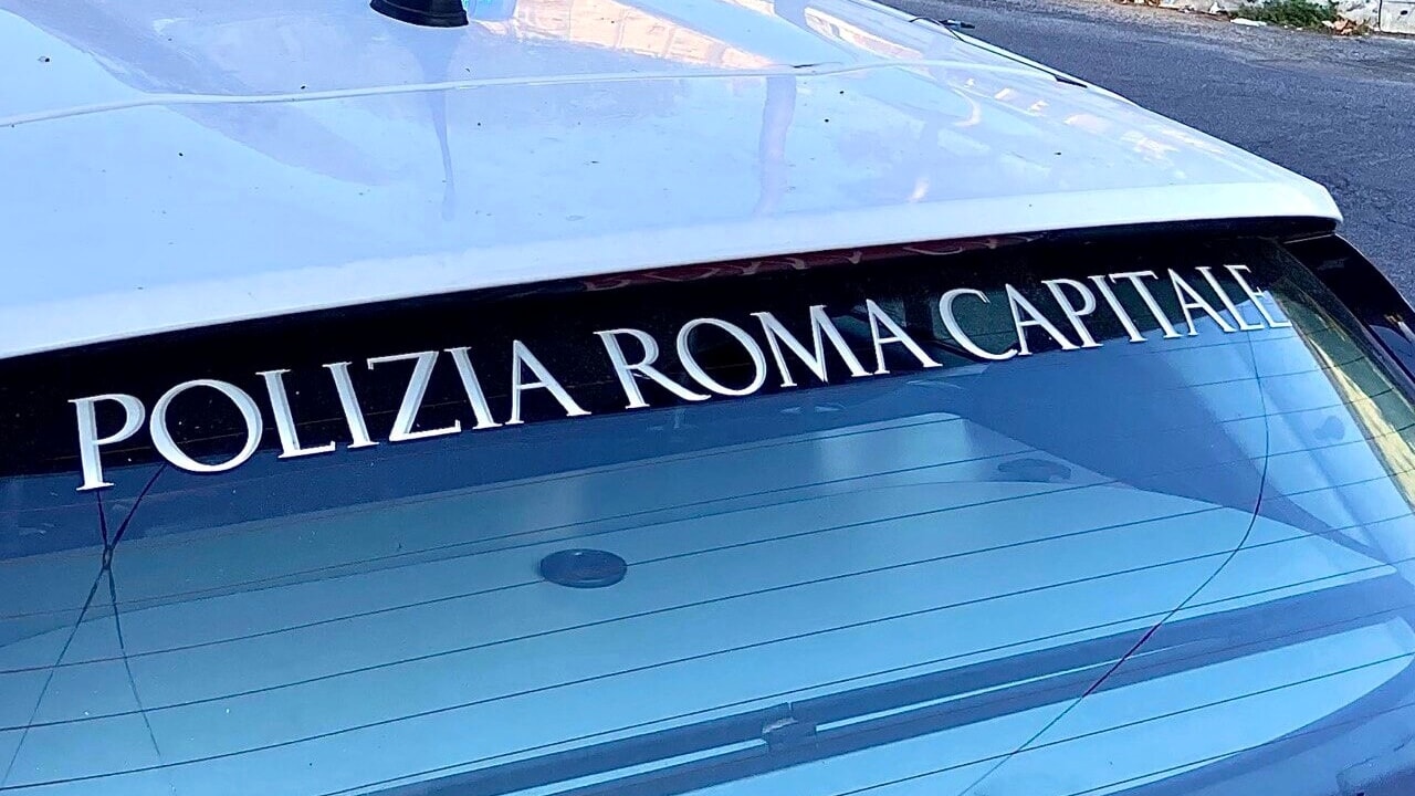 Roma, 20enne africano seminudo semina il panico all’Esquilino: arrestato