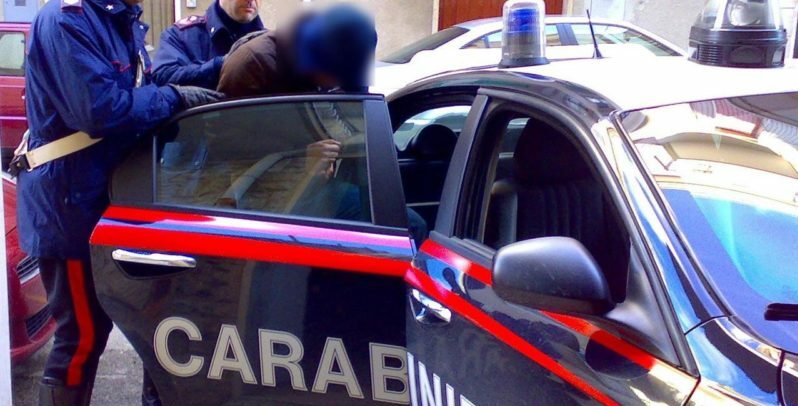 Milano – Violenza alla Barona: ragazzo rapina negozio di materiale elettronico e picchia la titolare. Inseguito e arrestato