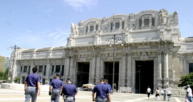 Milano – Follia in Stazione Centrale: si avventa su un uomo e tenta di strangolarlo. Bloccato dalla polizia e arrestato