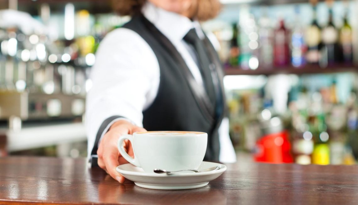 A Milano il caffè al bar aumenta ancora. Ma altre città in Italia fanno persino peggio – La classifica dei prezzi