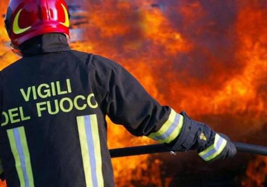 Paura a Milano – A fuoco un palazzo: muore una donna. Cosa è successo