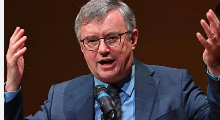 Torino – “Ci vogliono portare in guerra. Censurare è stupido”. Folla per l’incontro con Barbero e D’Orsi a Torino