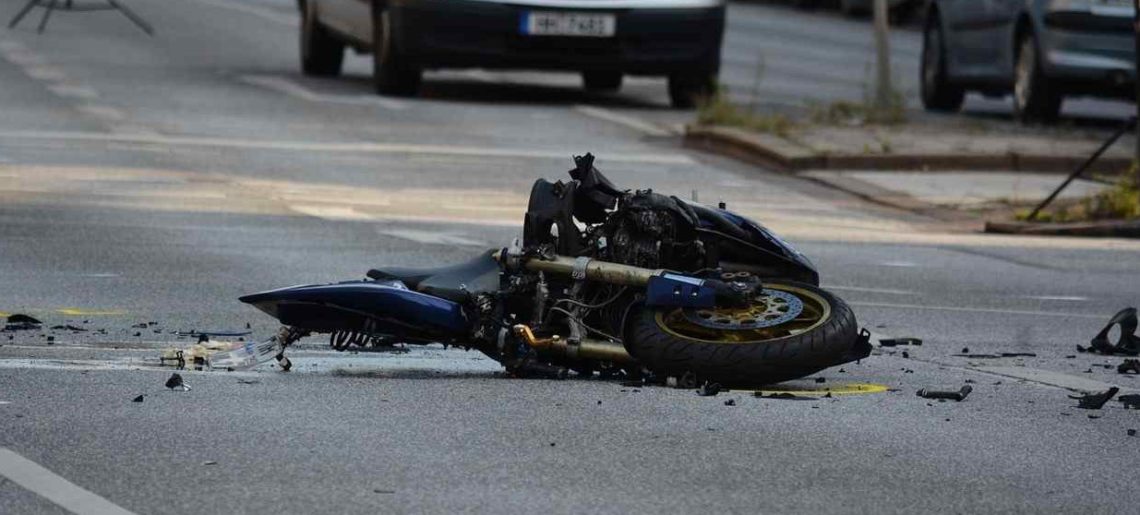 Milano – Perde il controllo della moto e si schianta in via Bramante. E’ gravissimo