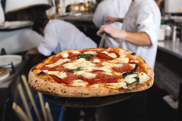 E’ a Milano la pizza migliore d’Italia – Battute Napoli e Roma. Ecco la classifica di 50 Top Pizza 2026