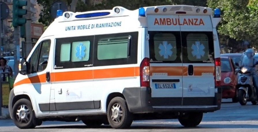 Lombardia: terribile dramma – Uomo fa retromarcia con l’auto e travolge la moglie. Morta sul colpo