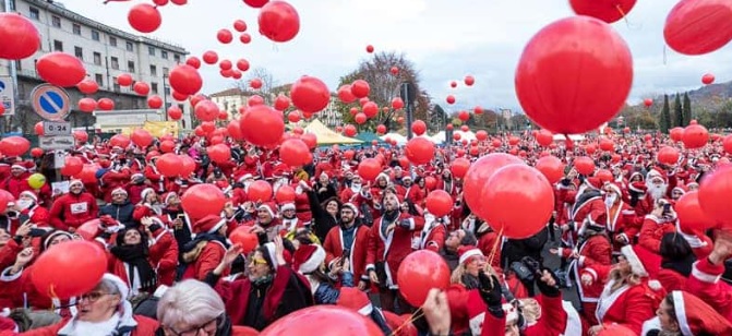 A Torino 40 mila Babbi Natale per sostenere il Regina Margherita – Straordinario successo per il raduno in aiuto dei piccoli pazienti