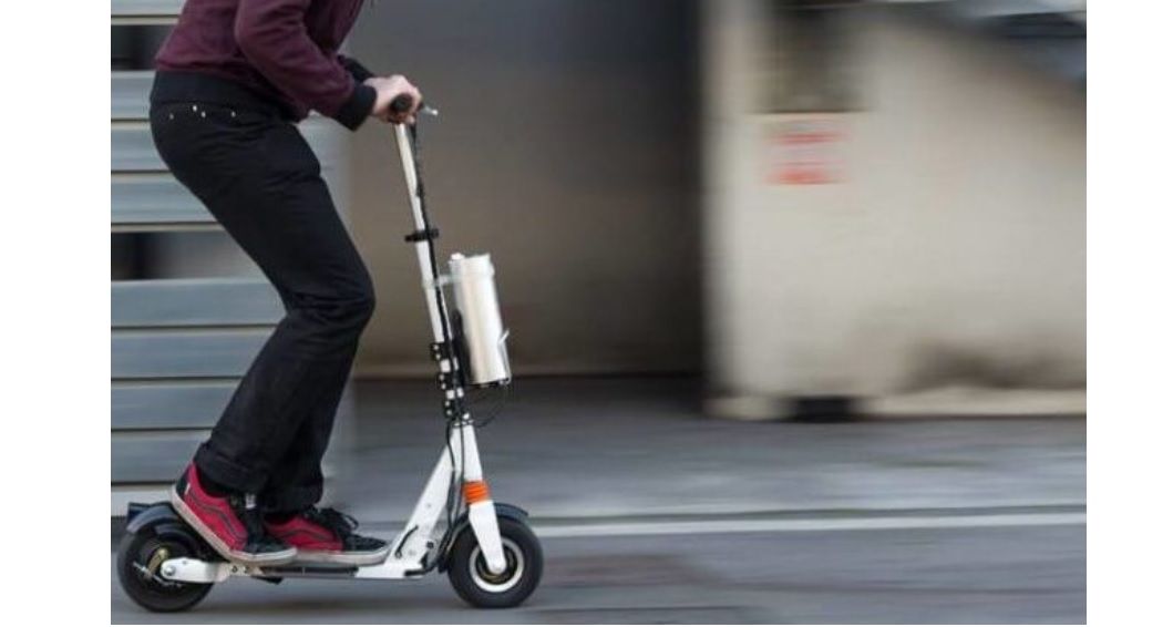 Follia nel Milanese – ‘Ghisa’ ferma ragazzo in monopattino contromano. Viene presa a calci e pugni e finisce all’ospedale