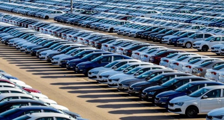 Svolta UE sulle auto – Arriva la retromarcia sul Green Deal: Von der Leyen anticipa la revisione 2035 sulle emissioni CO₂