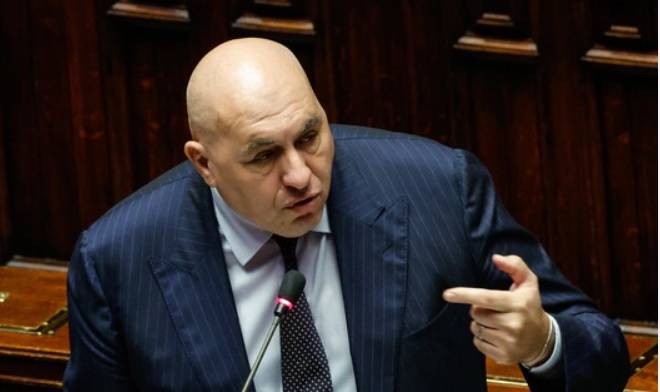 Guerra, Crosetto bloccato a Dubai senza scorta e il volo militare pagato al triplo: “Ero senza scorta, le informazioni non lasciavano presagire un’accelerazione”. Cosa ha detto