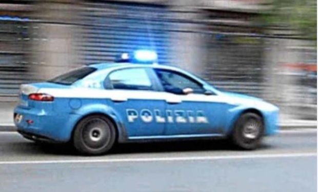 Paura a Torino – Violenta rapina in strada e folle inseguimento: volanti speronate e sei agenti feriti. Tre arresti