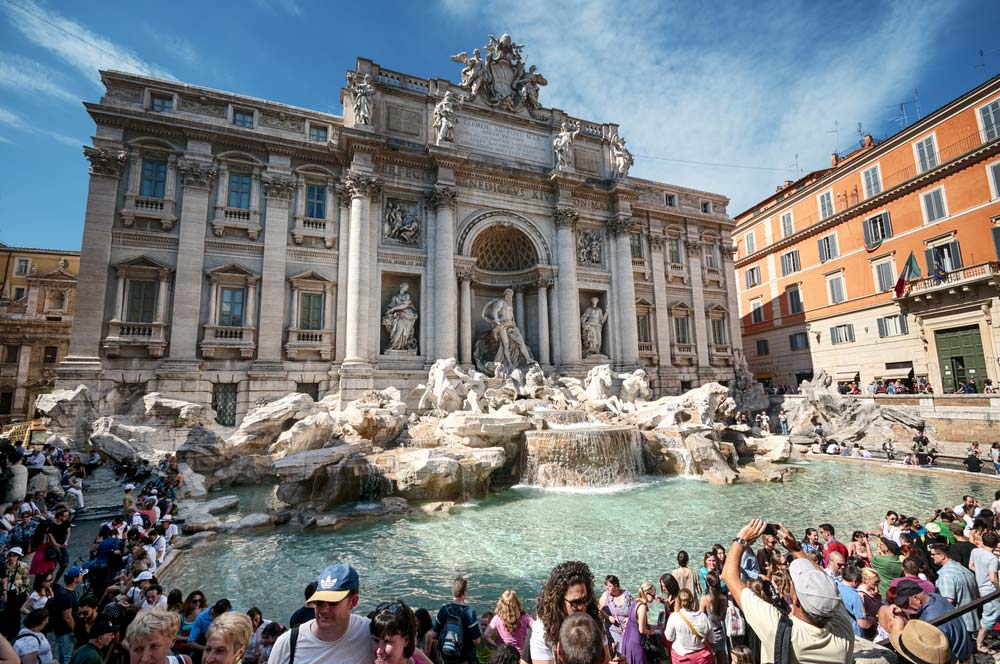 Roma, blitz della polizia: presi i truffatori di Fontana di Trevi, 10 denunce