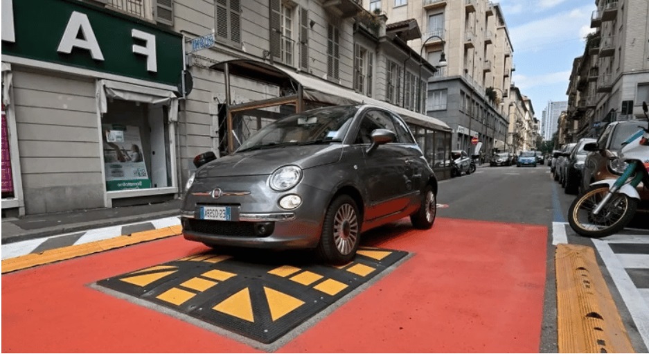 A Milano arrivano i primi “cuscini berlinesi”: rallenteranno il traffico e ridurranno rumore e inquinamento. Ecco dove