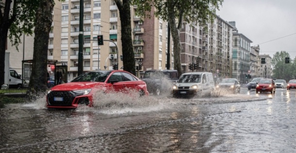 Milano – Nubifragio nella notte, 50 mm di pioggia in 2 ore. Il Lambro supera i 2,40 metri, evacuata comunità. La situazione