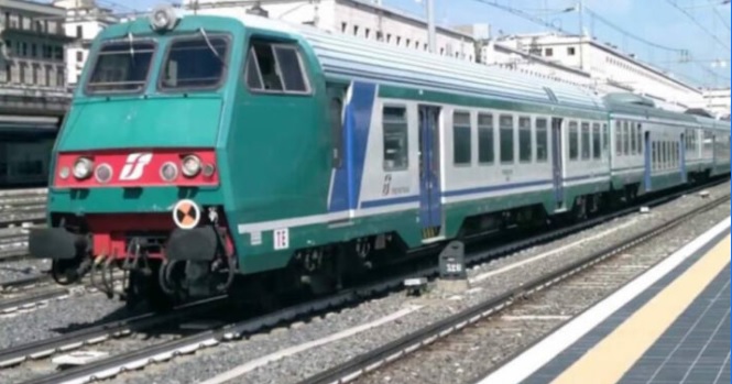 Milano – Donna sotto un treno nell’hinterland. Muore a 54 anni, due persone sotto choc