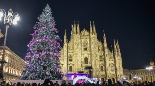 Milano – Domani si accende l’Albero di Natale più amato, in piazza del Duomo. L’albero di 29 metri illuminerà la piazz