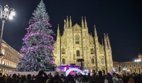 A Milano arriva il gigantesco albero di Natale in piazza Duomo: presto illuminerà la piazza