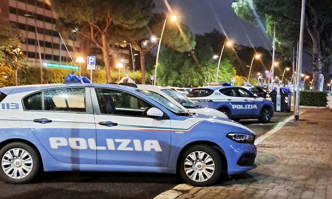 Roma, perseguita e minaccia una ragazza con la pistola: 19enne in manette