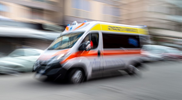 Paura a Milano – Due ragazze investite da un’ambulanza. Cosa è successo