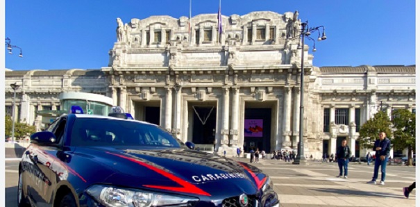 Paura a Milano – Ladro inseguito davanti alla Stazione Centrale, preso a calci e pugni. E’ in fin di vita