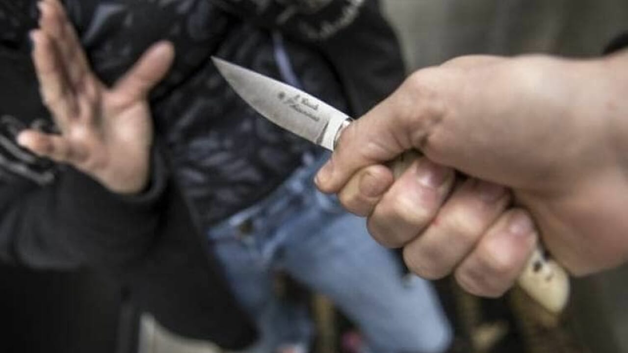 Roma, litigio fra compagni di scuola finisce a coltellate: ferito 16enne