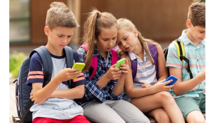 Divieto uso dei Social per gli Under 15 in Francia – La Legge è pronta: “Proteggiamo la loro salute psicologica”. E in Italia?