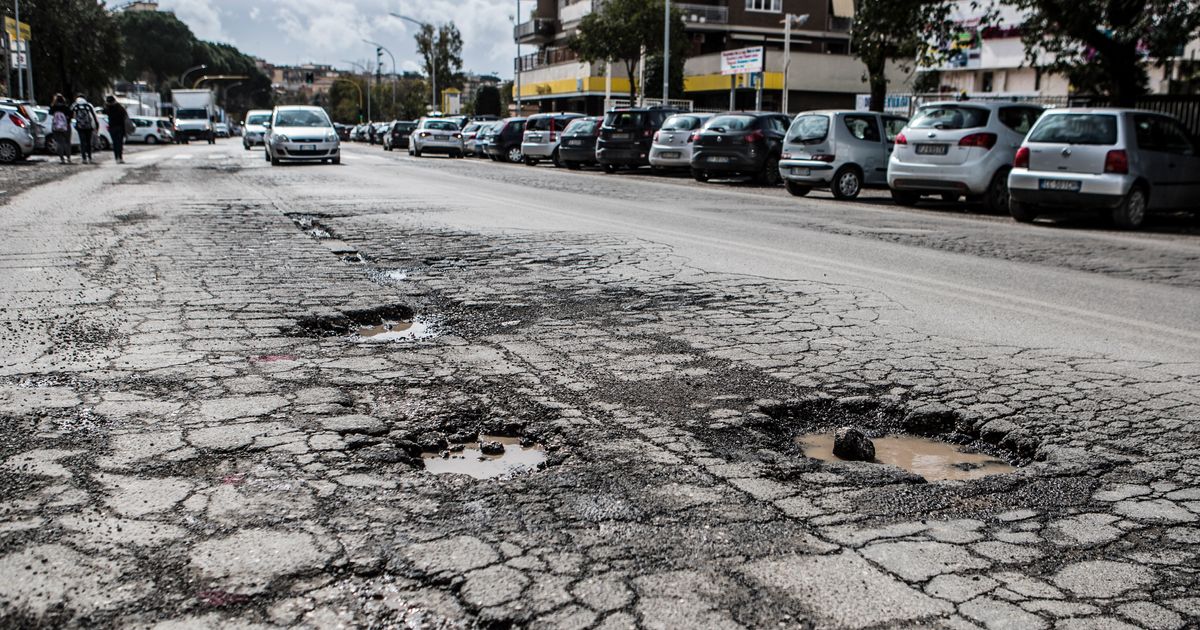 Roma, piano contro le buche: 40 milioni di euro per riparare le strade