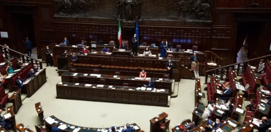 Il Governo propone ‘vacanza’ per i Parlamentari anche il venerdì: settimana corta e week end lungo. Ed è polemica