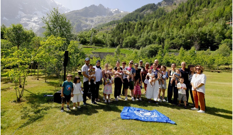 Courmayeur – La pigotta dell’Unicef e un ciliegio selvatico ai nuovi nati a Courmayeur nel 2024