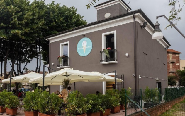 Torino – Chiude la gelateria-gioiello che aveva cacciato i pusher. “Vi meritate il degrado, gli spacciatori, e l’abbandono”