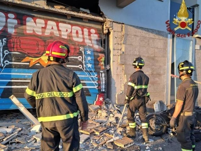 Sale la tensione tra i clan a Ostia. A fuoco un’auto nella notte