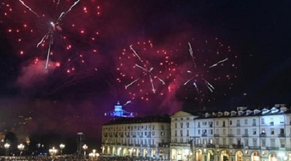 Torino – In50mila per la Festa di San Giovanni: anche John Elkann a guardare lo spettacolo (pagato da Stellantis)