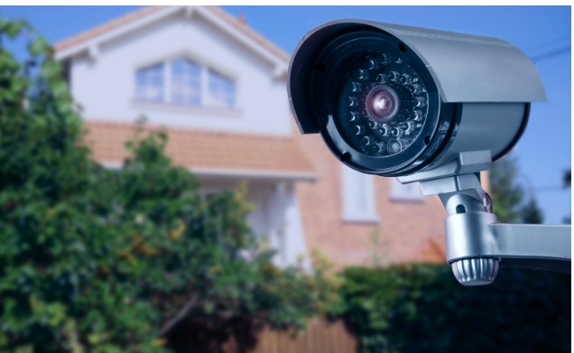 Milano – Accedono a telecamere private di case, spogliatoi e piscine e le vendono sul Web. Condannati a 3 anni