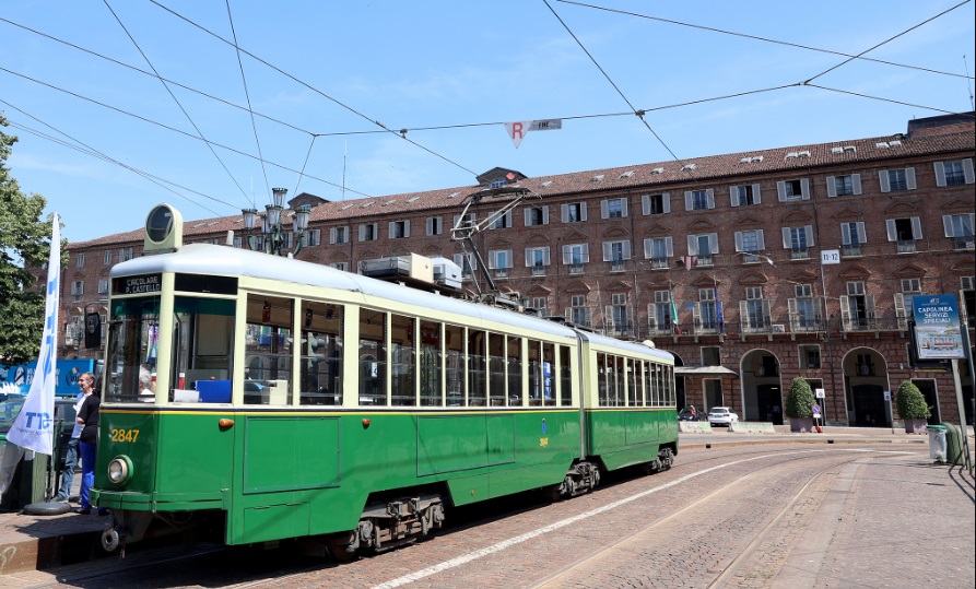 A Torino una grande sfilata di tram e autobus storici nel cuore della città – L’evento
