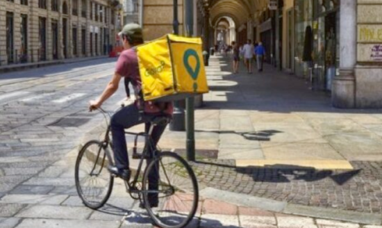 Torino – Caldo infernale: si fermano anche i rider, niente consegne dalle 12.30 alle 16 nei giorni roventi. Ecco le nuove regole