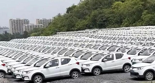 Crisi auto elettriche – Sono sparite negli Usa, rallentano in Cina: ora ci crede solo l’Europa