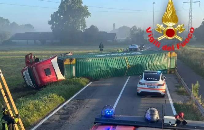 Lombardia – Si ribalta Autotreno carico di birra: l’allarme lanciato dagli automobilisti