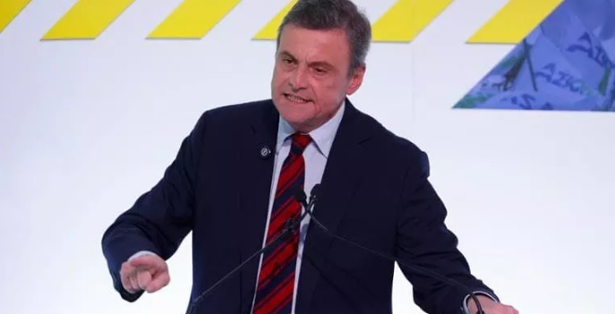 Calenda, duro attacco a Elkann dopo la vendita di Iveco: “Siamo un paese autolesionista. Finiremo a fare i camerieri dei cinesi”