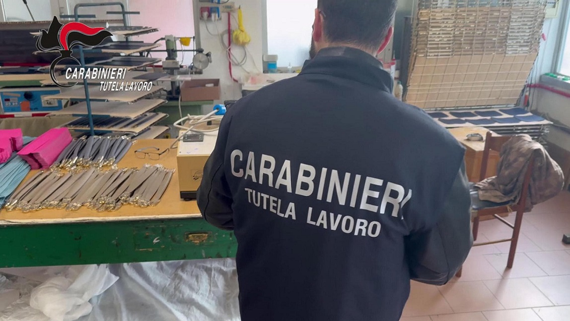 Milano – Moda di lusso e caporalato, i racconti choc: “Lavoriamo 13 ore al giorno e ci hanno anche picchiato con un tubo”