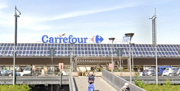 A Torino chiude il Carrefour Montecucco. Il cartello dice “Fino a Settembre”. Ma c’è apprensione fra lavoratori e clienti