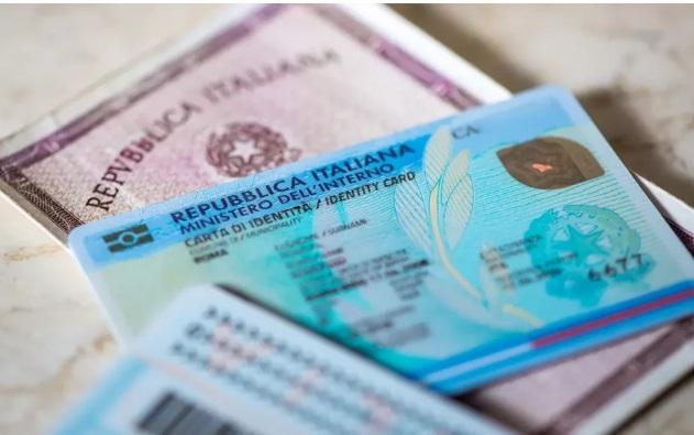 Stop alla carta d’identità cartacea per l’espatrio – Sarà valida solo quella elettronica: ecco le nuove regole